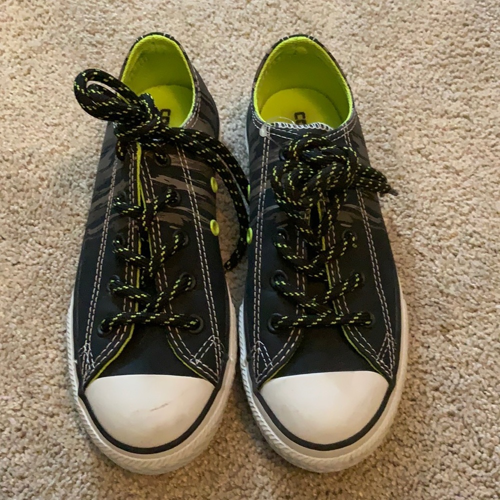 Boy’s CONVERSE metallic low tops. Size 1y.